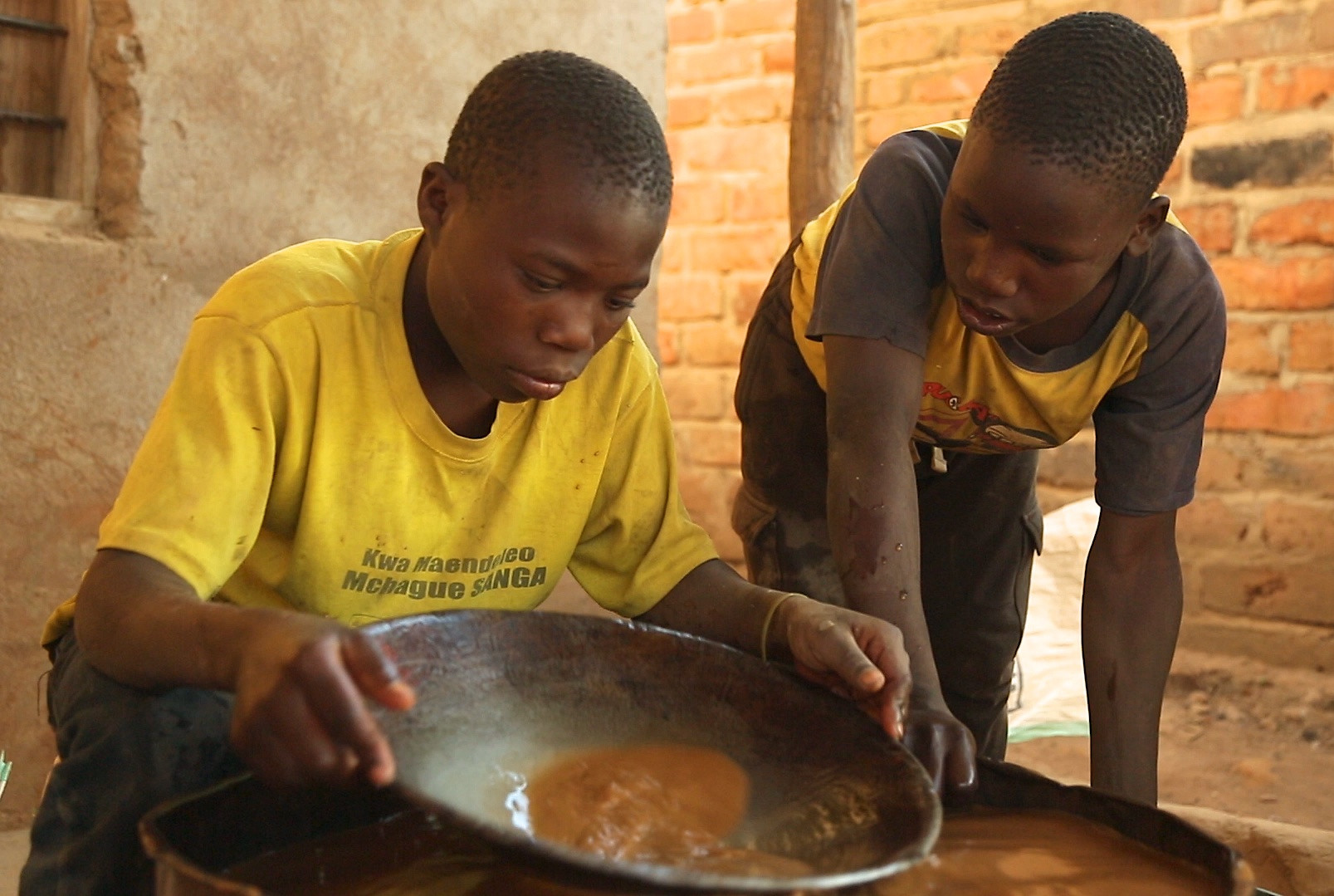 Χιλιάδες παιδιά σε χρυσωρυχεία της Τανζανίας