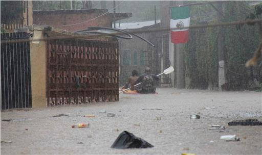 Διπλό φονικό «χτύπημα» τυφώνα και τροπικής καταιγίδας στο Μεξικό