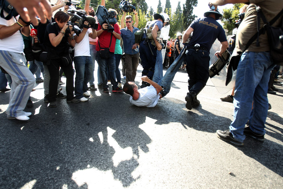 Αστυνομικοί σέρνουν διαδηλωτή από τα πόδια