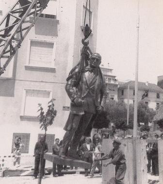 Άγαλμα Τρούμαν: Από την παράνομη τοποθέτηση στις πτώσεις