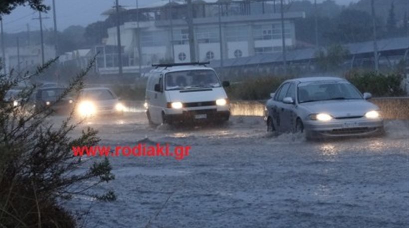 Ανεμοστρόβιλος και καταστροφές στην Ρόδο