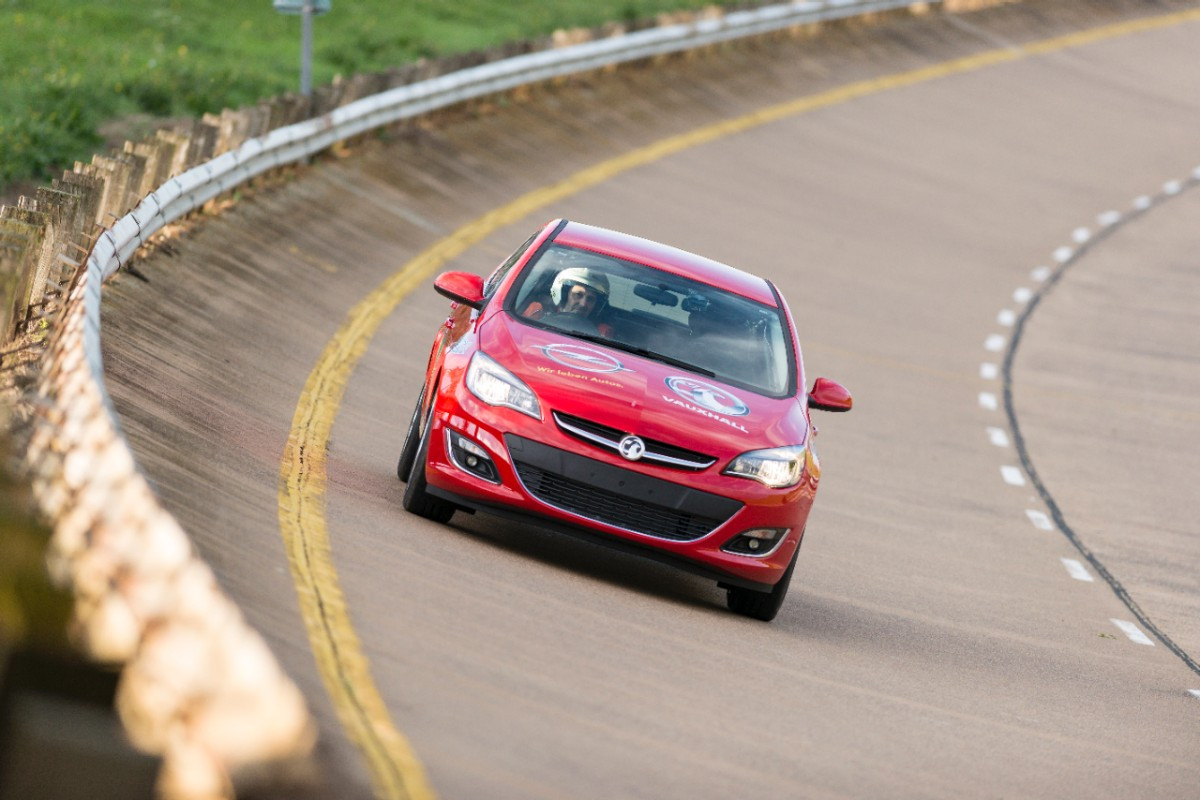 Opel Astra Diesel στο κυνήγι 18 νέων ρεκόρ ταχύτητας και αντοχής
