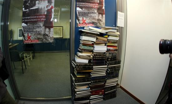 Έχτισαν την πόρτα του γραφείου του Αρβανιτόπουλου με βιβλία