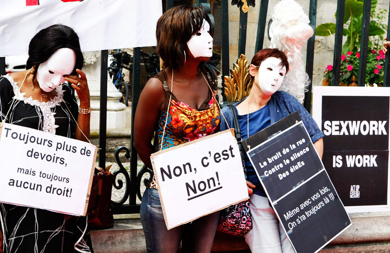 Γαλλία: Παράνομος όποιος επισκέπτεται ιερόδουλες