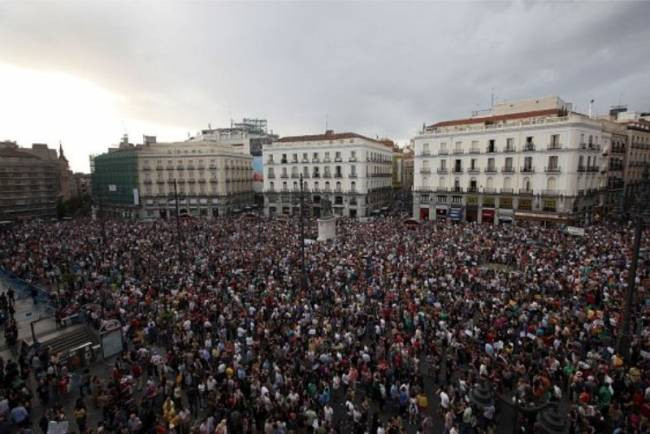 Η Ισπανία απαγορεύει το «συνέρχεσθαι»