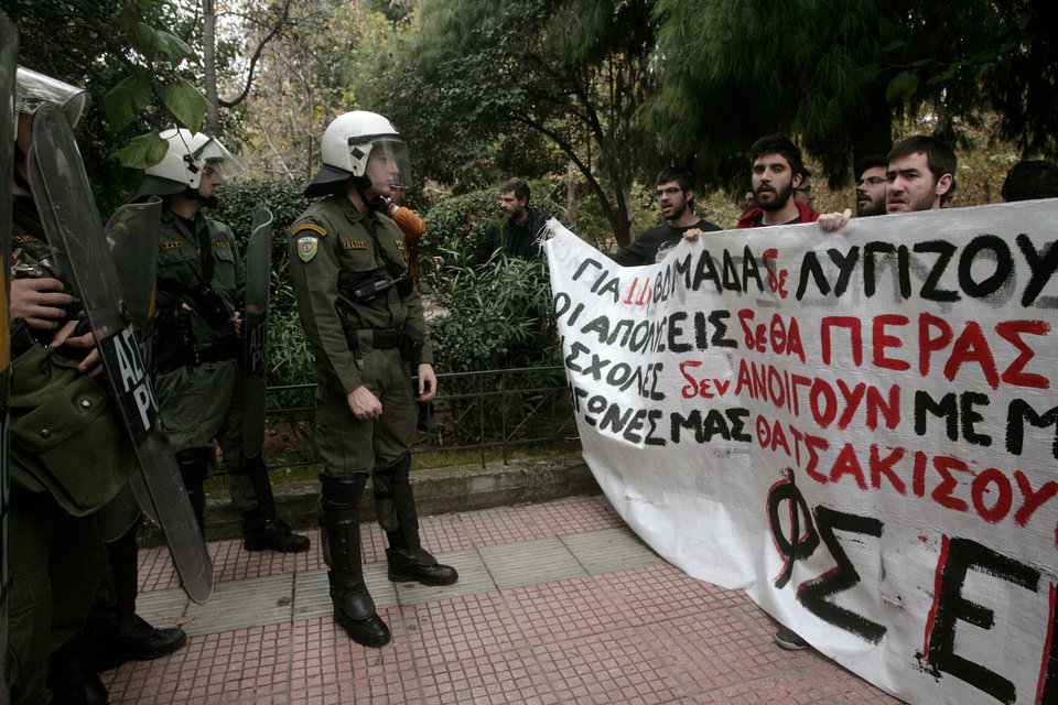 Ένταση με δακρυγόνα και χημικά στο συλλαλητήριο των διοικητικών και φοιτητών