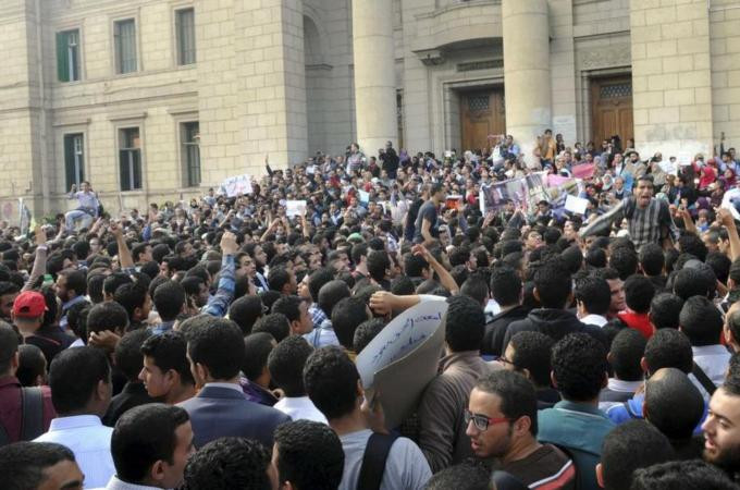 Αίγυπτος: Χρήση δακρυγόνων εναντίον διαδηλωτών στην πλατεία Ταχρίρ