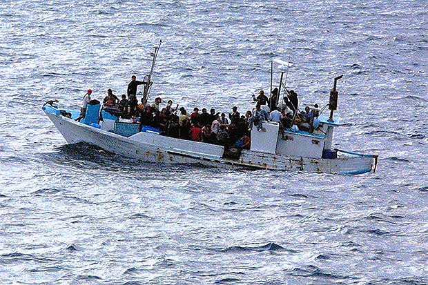 Ιταλία: Ακυβέρνητο πλοιάριο με πρόσφυγες εν μέσω κακοκαιρίας