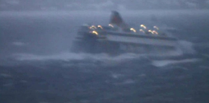 Μύκονος: Εντυπωσιακό βίντεο με πλοίο που παλεύει με τα κύματα