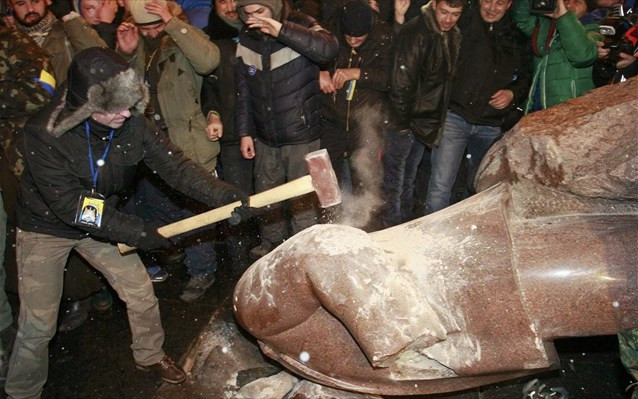 Κίεβο: Έριξαν και έσπασαν το άγαλμα του Λένιν (video
