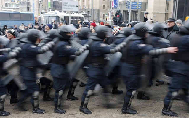 Διπλή επέμβαση της αστυνομίας κατά των διαδηλωτών στο Κίεβο