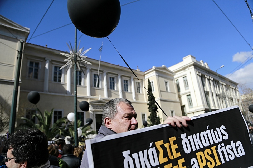 Αποζημίωση ζητούν οι Έλληνες ομολογιούχοι από το ευρωκοινοβούλιο