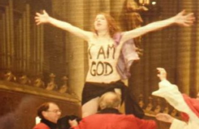 Γερμανία: Γυμνόστηθη ακτιβίστρια των FEMEN πάνω σε Αγία Τράπεζα (Βίντεο)