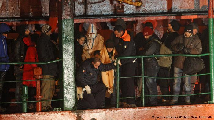 Στον αυτόματο και χωρίς πλήρωμα το πλοίο με τους 900 μετανάστες – 4 νεκροί