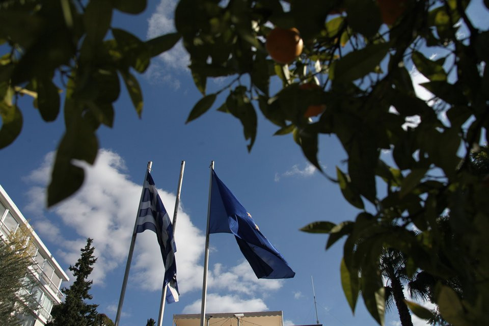 Αναβάλλεται η επίσκεψη της ευρω – επιτροπής που ελέγχει την τρόικα