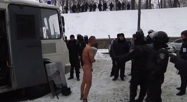 Ουκρανία: Εξευτελισμός γυμνού διαδηλωτή από αστυνομικούς (Βίντεο)