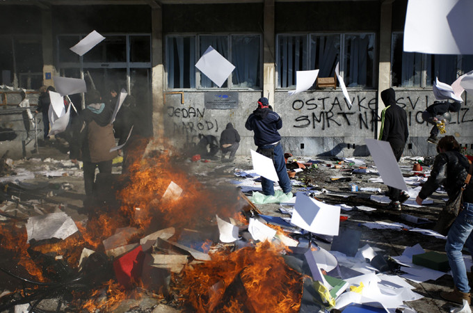 Βοσνία: Διαδηλώσεις για την ανεργία – Στις φλόγες το Προεδρικό Μέγαρο