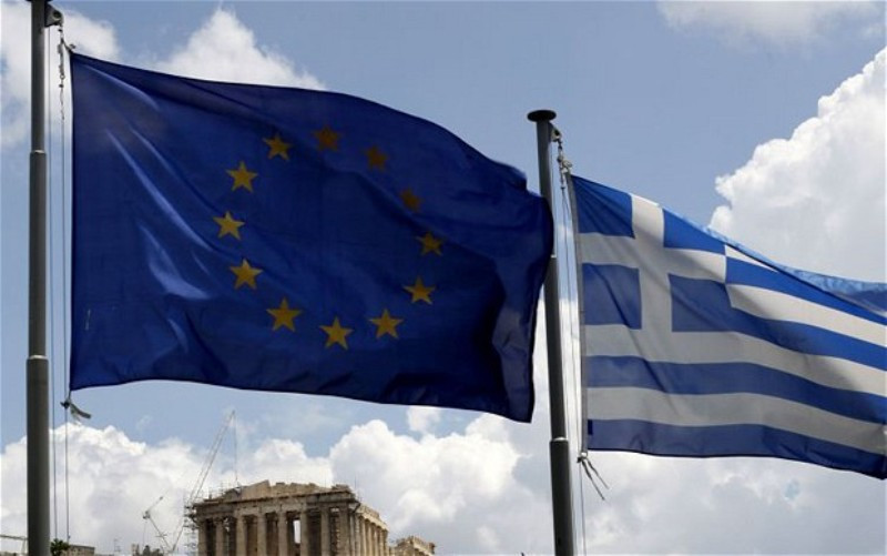 Bloomberg: Οι Ευρωπαίοι αποφεύγουν να δώσουν λύση στο ελληνικό χρέος