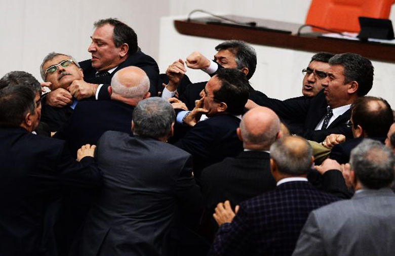 Τουρκία: Ξύλο στο κοινοβούλιο για τον έλεγχο των δικαστών