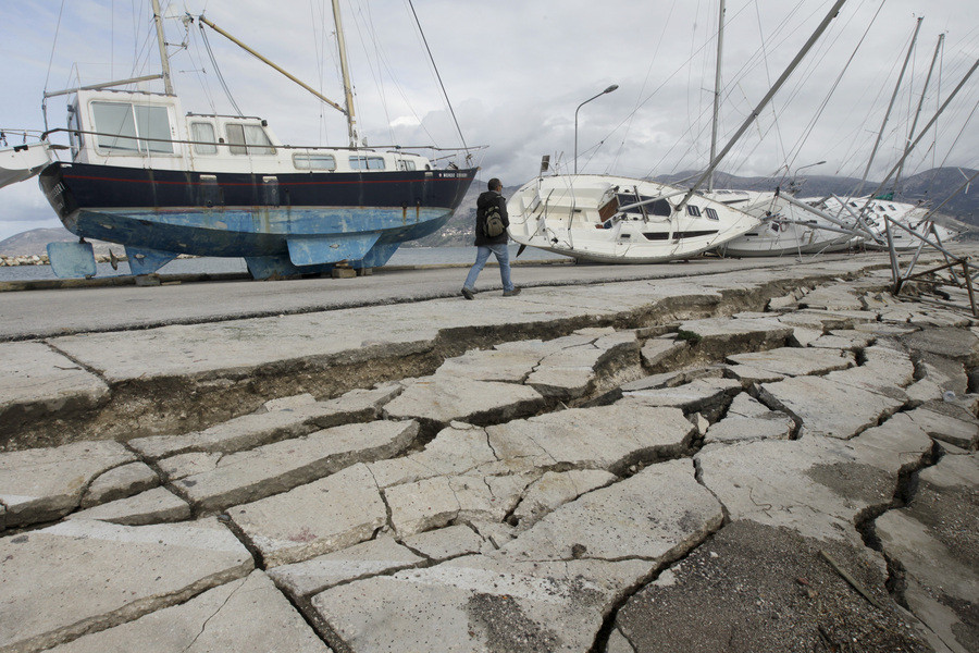 Φεύγει το «Ελευθέριος Βενιζέλος» – Άστεγοι 1.000 σεισμόπληκτοι στην Κεφαλλονιά