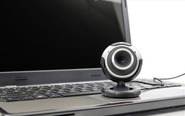 Οι μυστικές υπηρεσίες «βλέπουν» μέσα από τις webcams