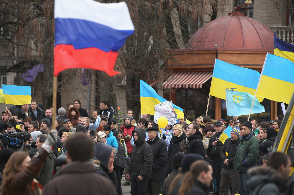 Συνεχίζεται η ένταση στην Κριμαία εν μέσω διπλωματικών συνομιλιών