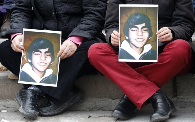 Δεκάδες χιλιάδες κόσμου για την κηδεία του 15χρονου Μπερκίν