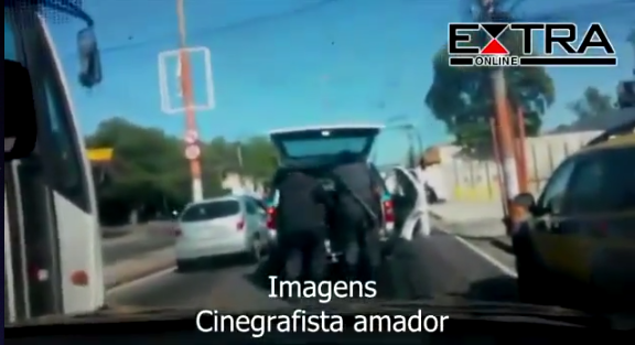 Βραζιλία: Αστυνομικοί με περιπολικό σέρνουν γυναίκα (Βίντεο)