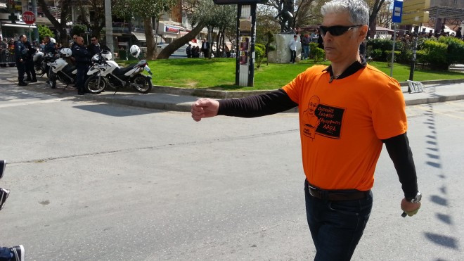 Ξάνθη: Καθηγητής στην παρέλαση με την μπλούζα της ΟΛΜΕ