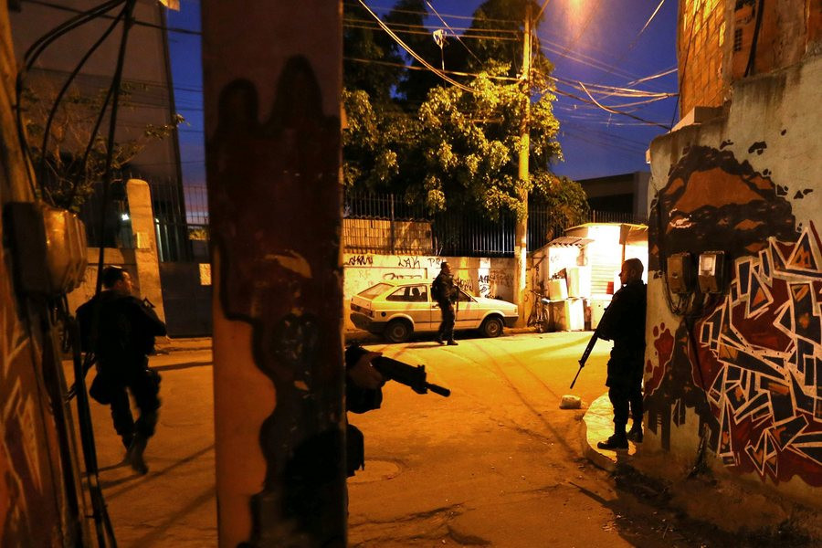 Λίγο πριν τη σέντρα: Ο στρατός στις φαβέλες του Ρίο