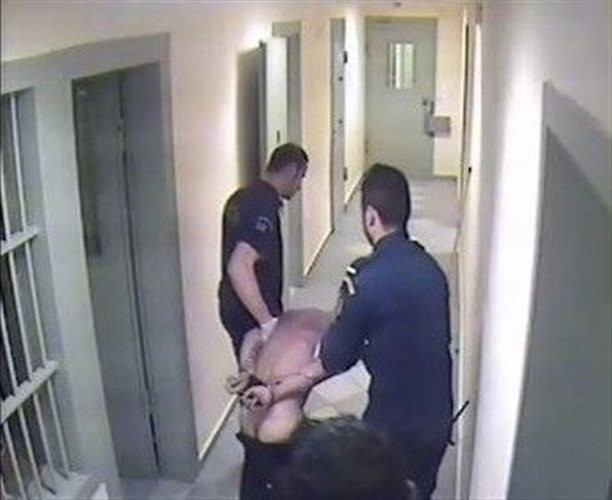 Φωτογραφίες του βασανισμού Καρέλι από σωφρονιστικούς