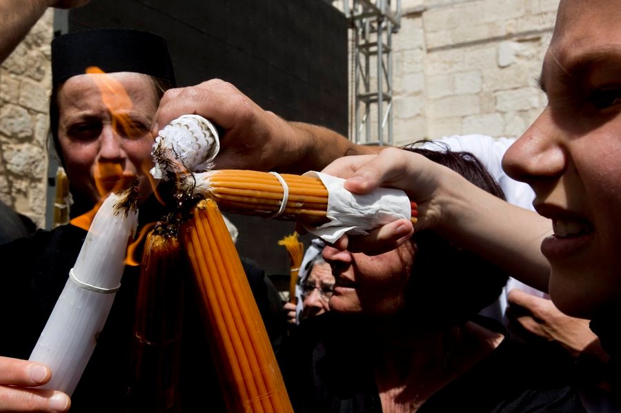 Με τιμές αρχηγού κράτους έφτασε το Άγιο Φως