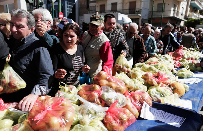 Οι πολίτες βγήκαν στις αγορές: Ουρές για τα δωρεάν τρόφιμα