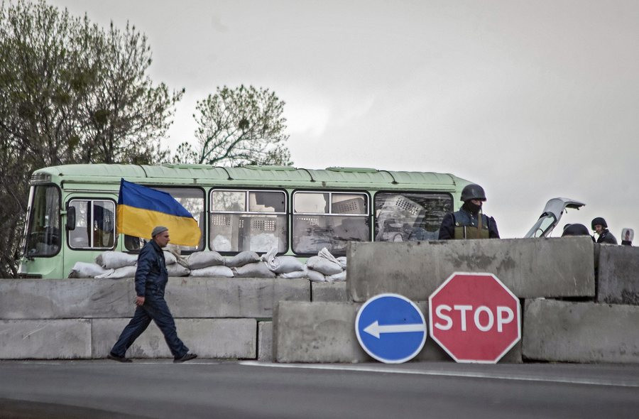 Το Κίεβο αποδέχεται την ήττα στην ανατολική Ουκρανία και η Ευρώπη ρίχνει τους τόνους