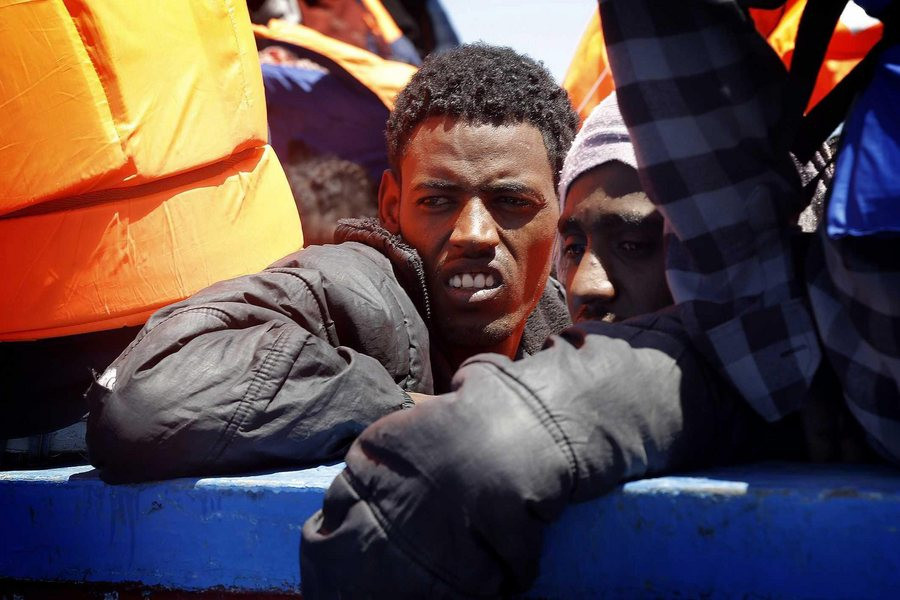 Βυθίστηκε πλοίο με εκατοντάδες μετανάστες στη Λαμπεντούζα