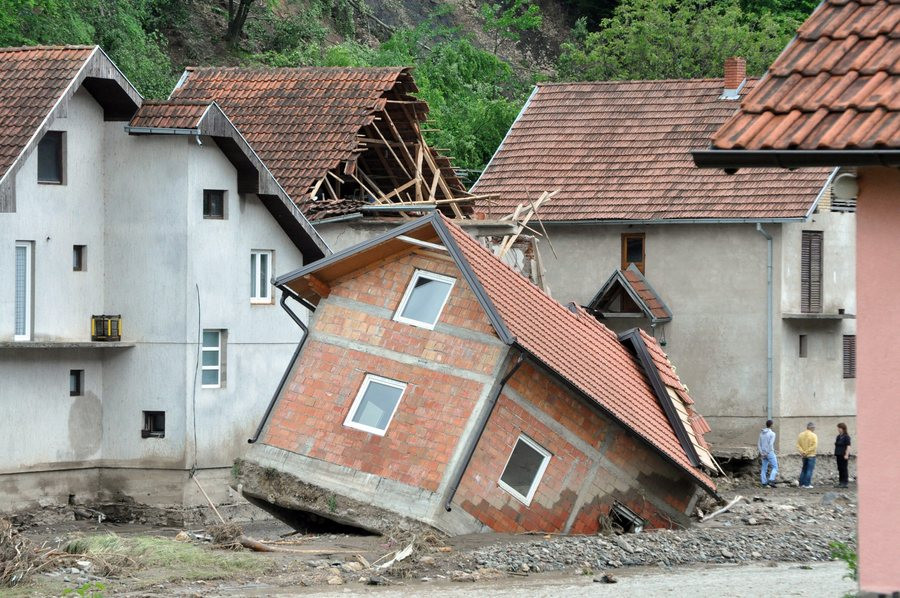 Νάρκες έχουν παρασύρει οι βιβλικές πλημμύρες στα Βαλκάνια