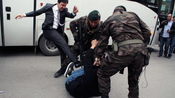 Άδεια για «τραύμα στο πόδι» πήρε ο σύμβουλος Ερντογάν που κλότσησε διαδηλωτή