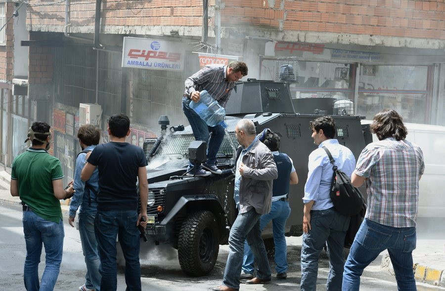 Σοβαρά επεισόδια στην Κωνσταντινούπολη – Ένας σοβαρά τραυματίας