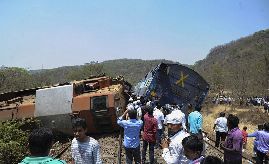 Εκτροχιασμός τρένου με δεκάδες νεκρούς στην Ινδία