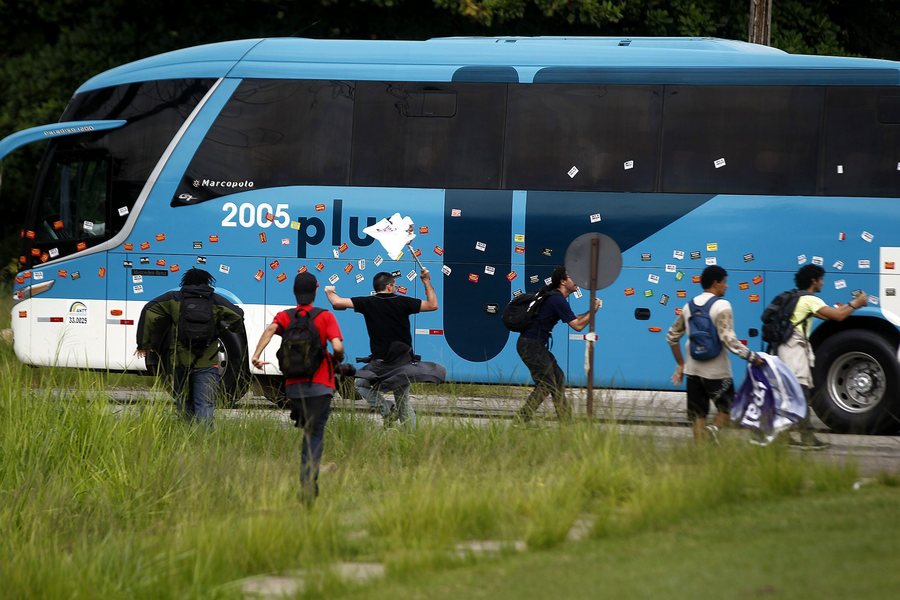 Καθηγητές εμπόδισαν το λεωφορείο της Εθνικής Βραζιλίας