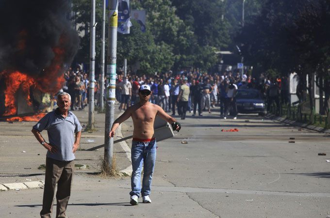 Βίαιες συγκρούσεις στο Κόσοβο: Δακρυγόνα και πλαστικές σφαίρες σε διαδήλωση Αλβανόφωνων