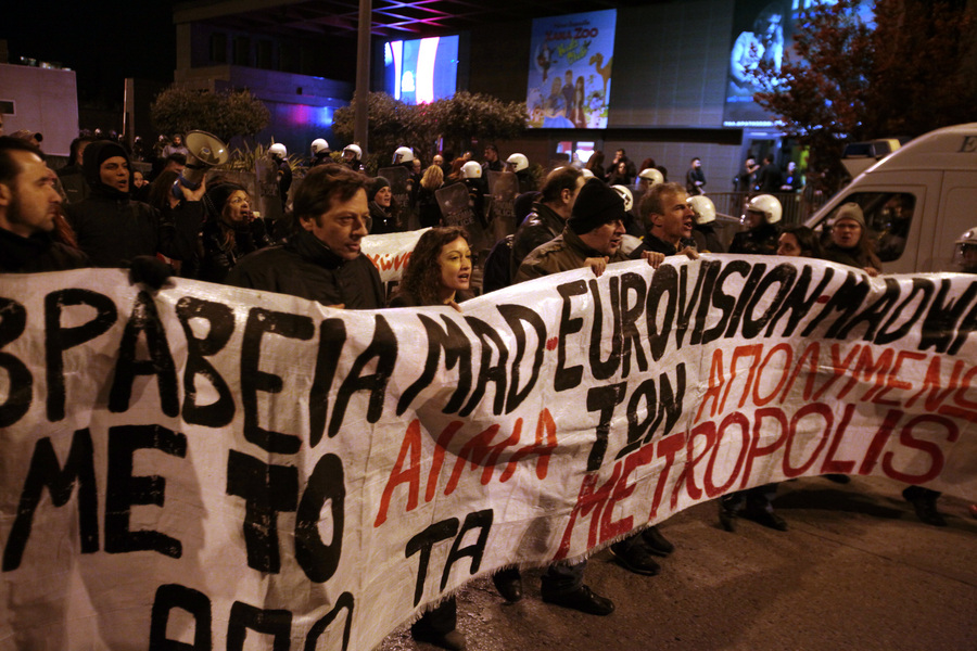 Στα βραβεία MAD με τα πανό τους οι απολυμένοι των Metropolis