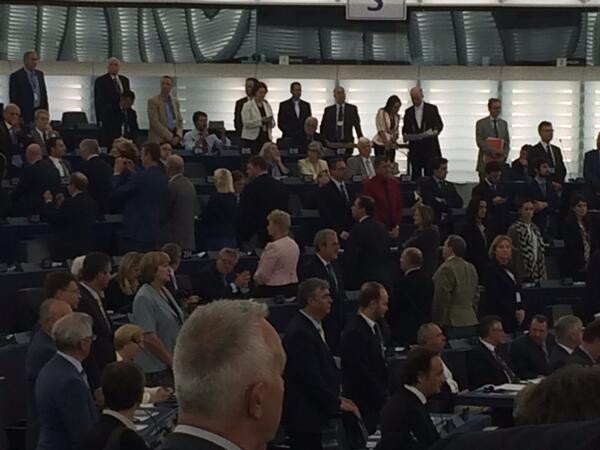 Ευρωκοινοβούλιο: Οι ακροδεξιοί γύρισαν την πλάτη στον ευρωπαϊκό ύμνο