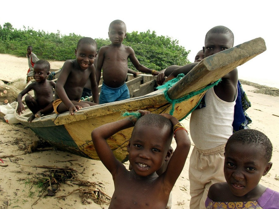 Η σίτιση των παιδιών της Αφρικής στο έλεος των δωρητών της Δύσης