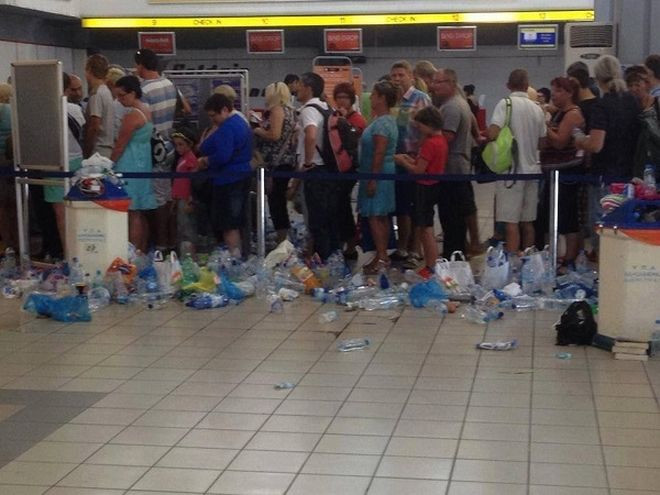 Απαντήσεις για τα σκουπίδια που έπνιξαν το αεροδρόμιο Κέρκυρας