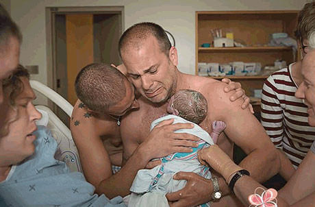 Ένα μωρό με δύο μπαμπάδες