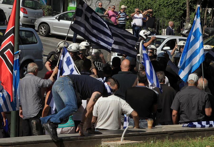 Τραμπουκισμοί χρυσαυγιτών σε φωτορεπόρτερ – Η απόφαση για τους Μιχαλολιάκο, Παππά και Λαγό