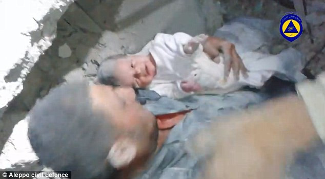 Δύο μηνών κοριτσάκι ανασύρεται από ερείπια στο Χαλέπι (Βίντεο)