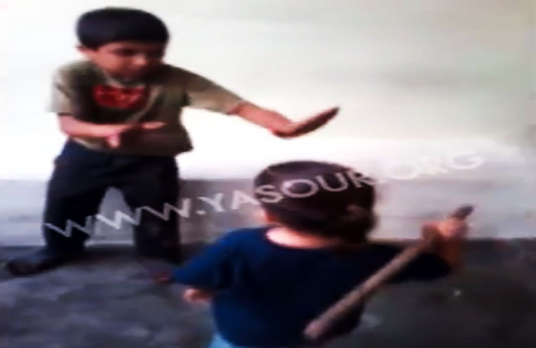 Παιδί μαθαίνει πως να χτυπάει πρόσφυγες  (Βίντεο)