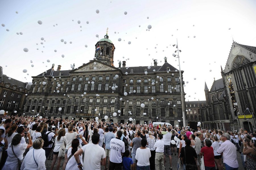 Λευκή πορεία στο Άμστερνταμ για τα θύματα του boeing